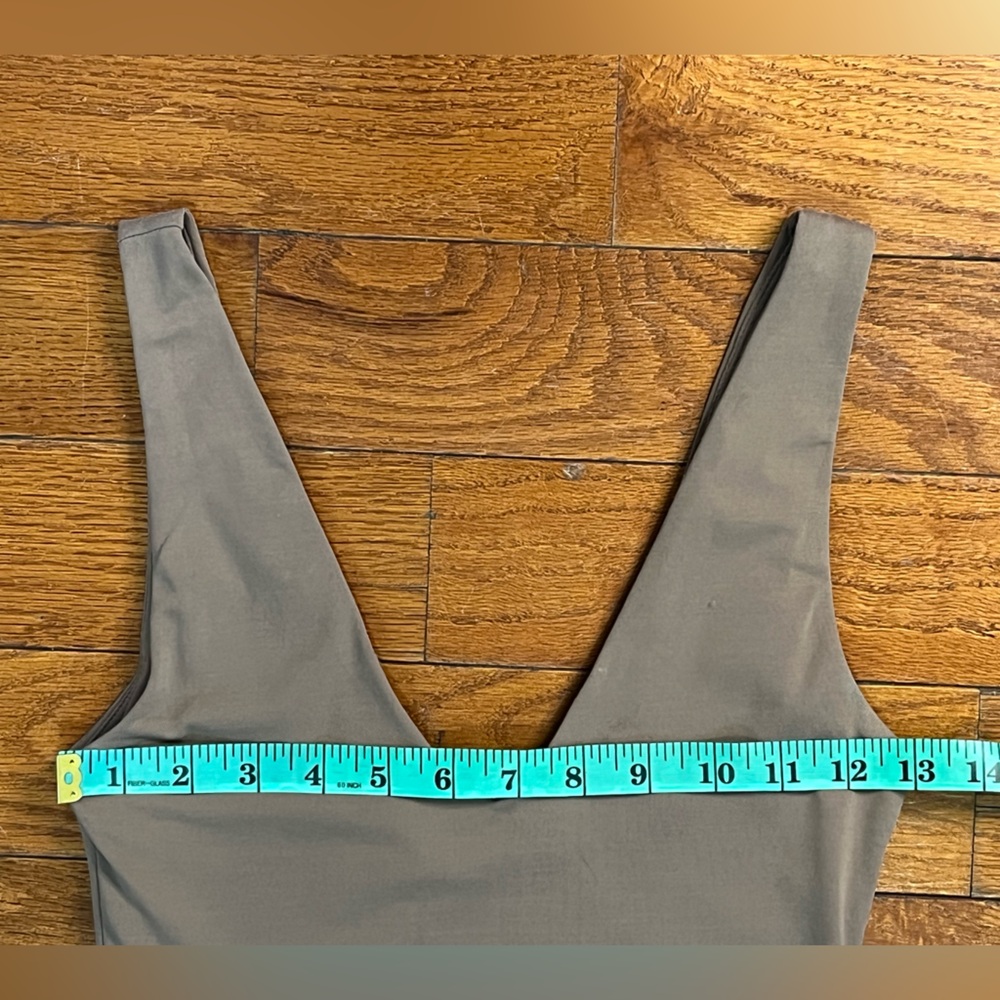Babaton Aritzia Brown V Neck Cutout Bodysuit Women’s Size S Minimalist Stretch - Picture 4 of 7
